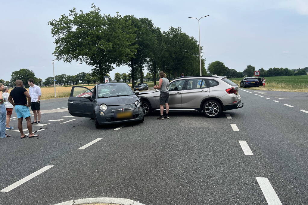 Automobilisten botsen tegen elkaar