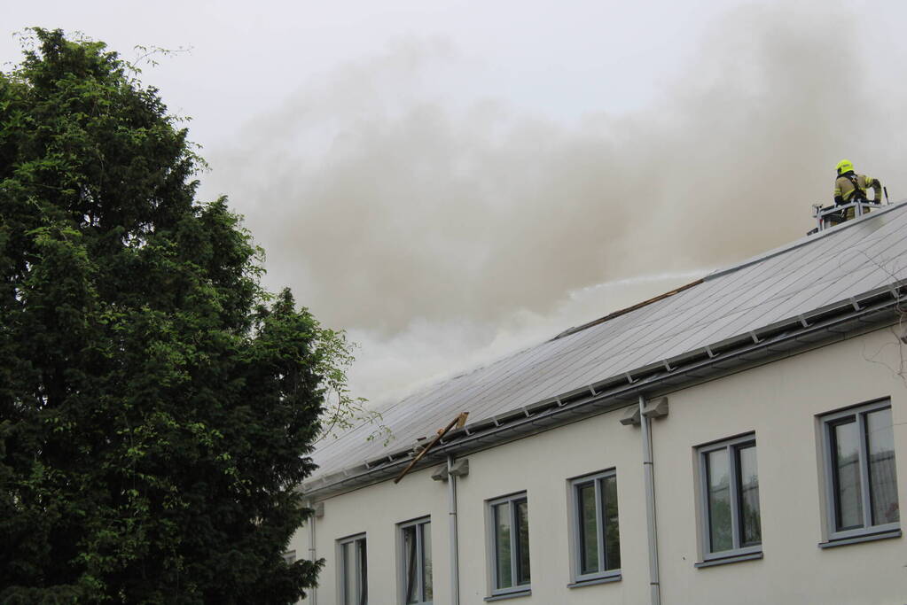 Veel rookontwikkeling bij grote brand in woning