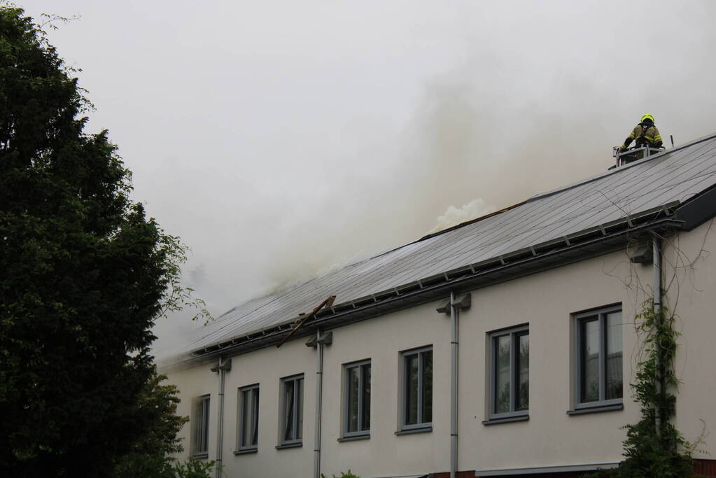 Veel rookontwikkeling bij grote brand in woning