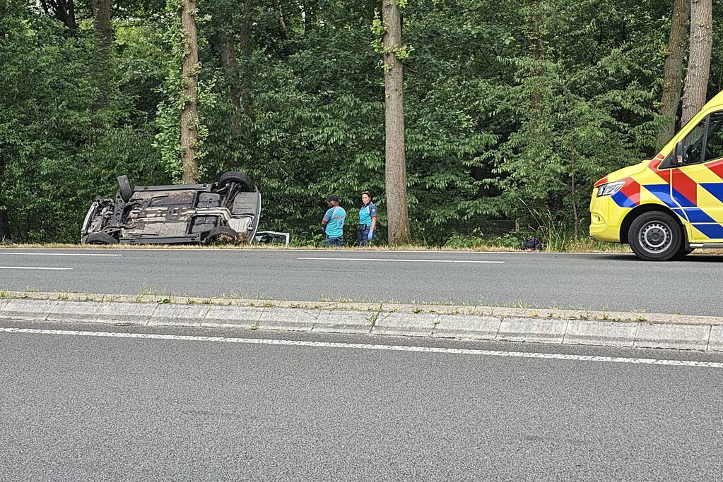 Auto belandt op de zijkant tegen boom