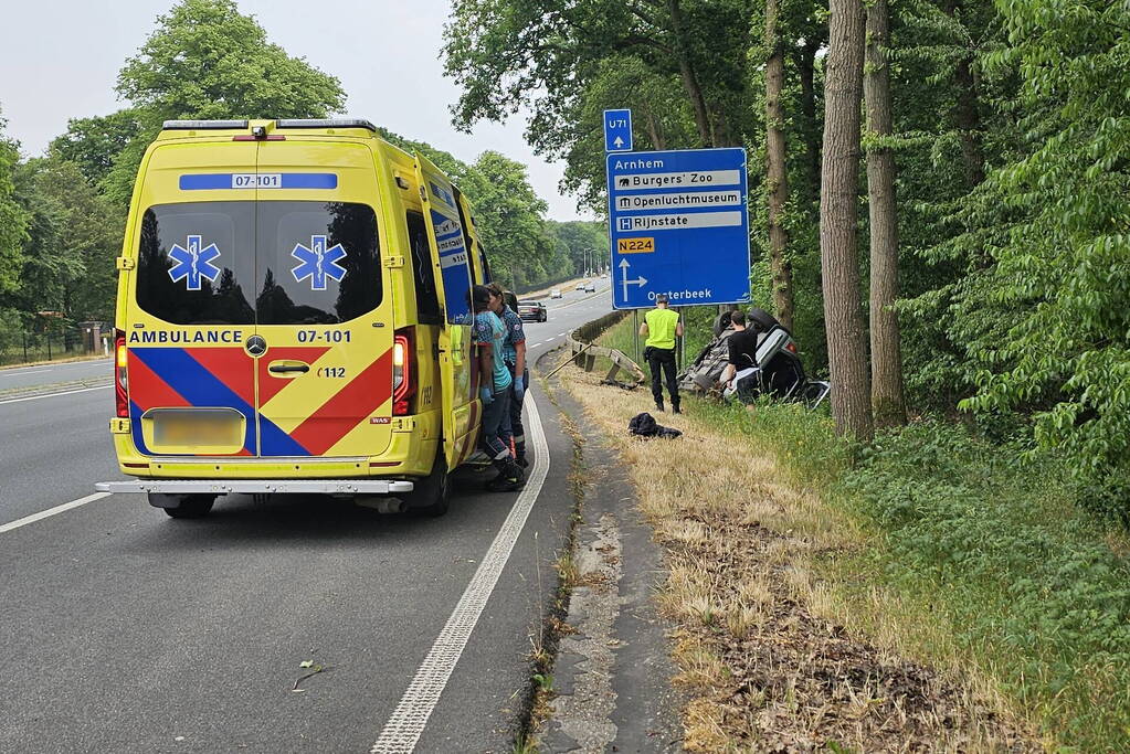 Auto belandt op de zijkant tegen boom