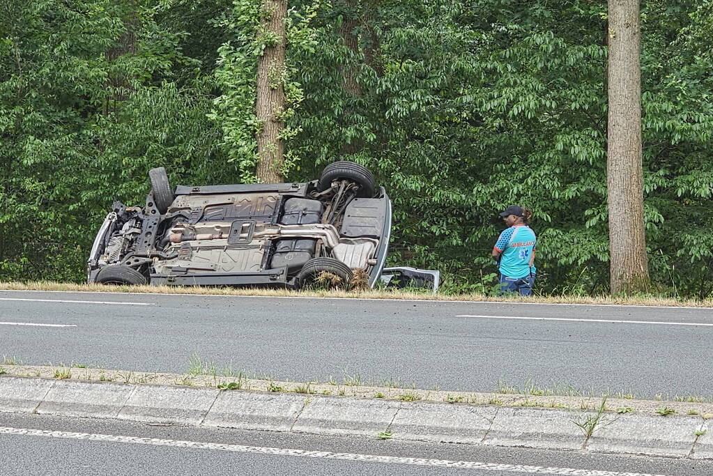 Auto belandt op de zijkant tegen boom