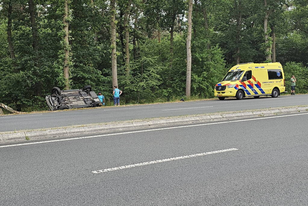 Auto belandt op de zijkant tegen boom