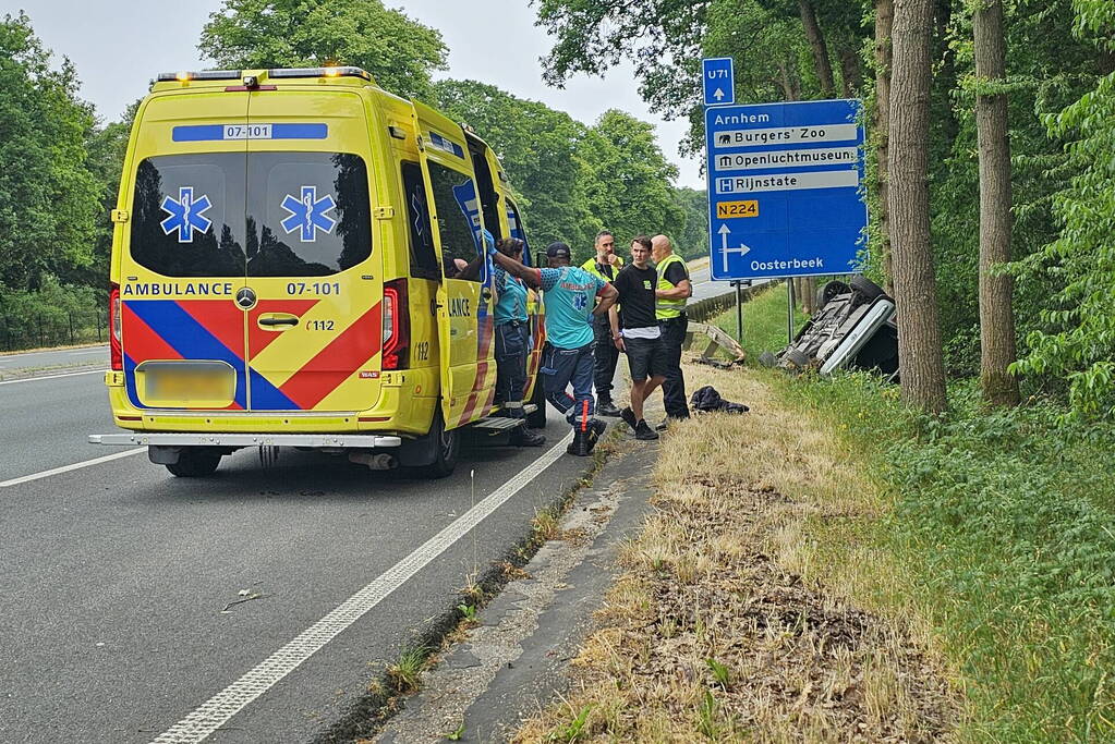 Auto belandt op de zijkant tegen boom