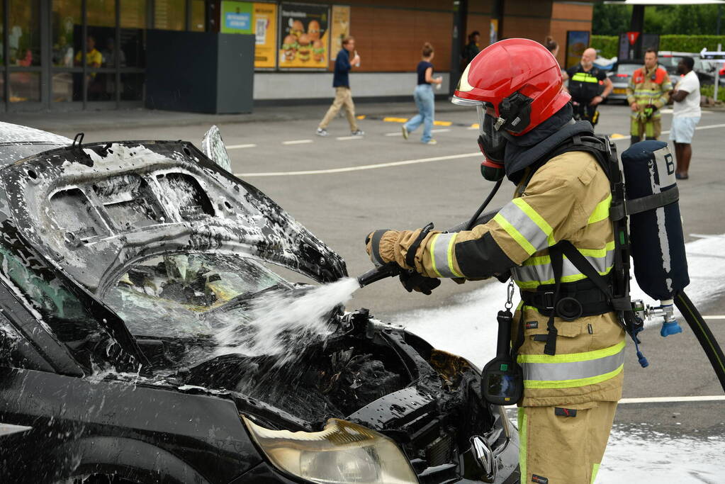 Auto vliegt in brand op parkeerterrein McDonalds