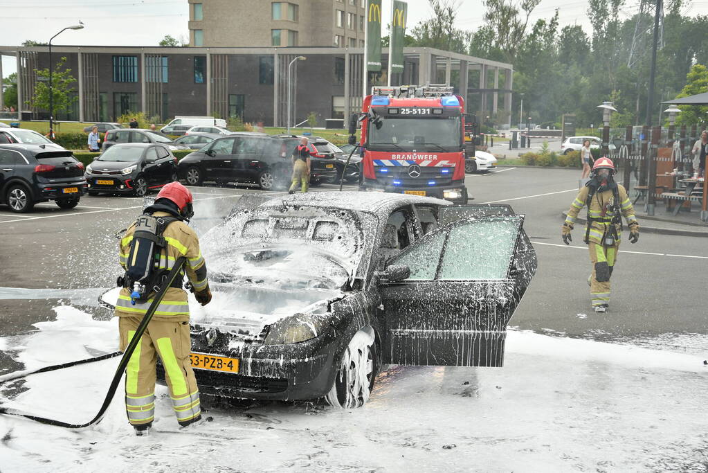 Auto vliegt in brand op parkeerterrein McDonalds