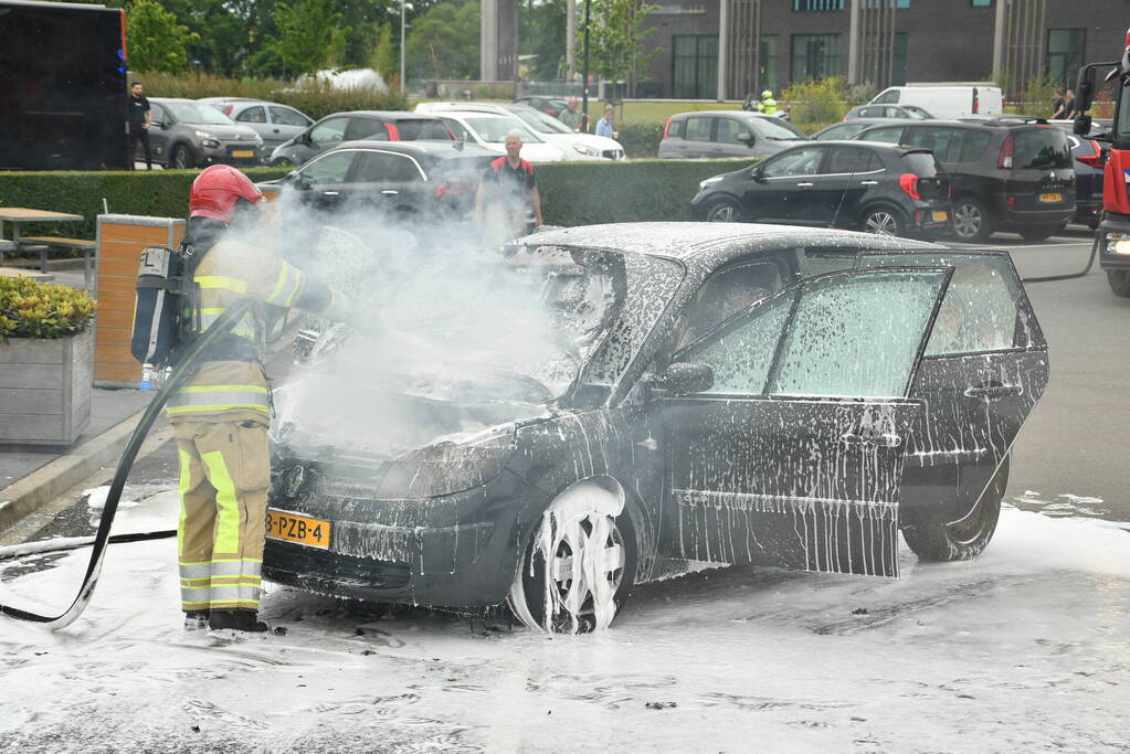 Auto vliegt in brand op parkeerterrein McDonalds