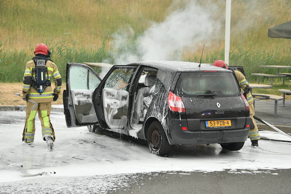 Auto vliegt in brand op parkeerterrein McDonalds