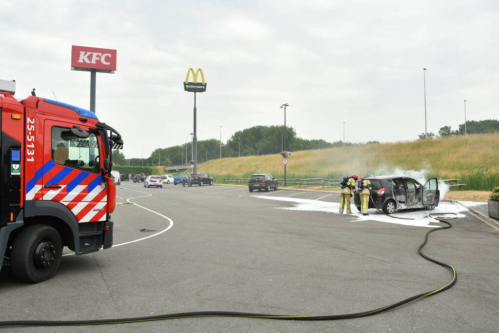 Auto vliegt in brand op parkeerterrein McDonalds