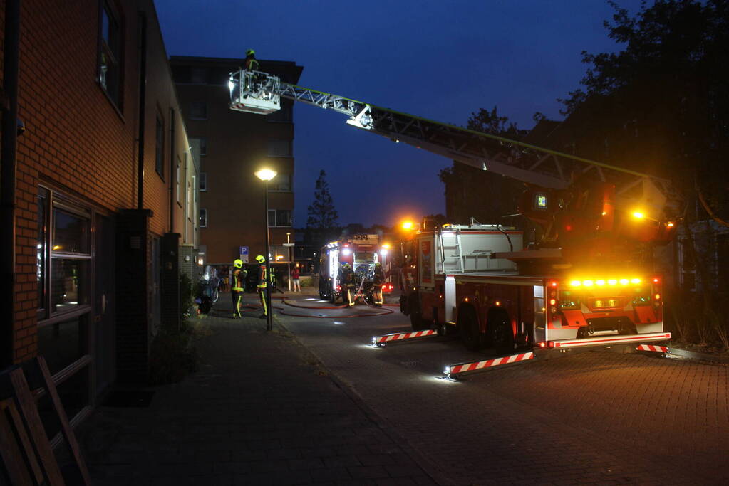 Korte felle brand op dak van woning