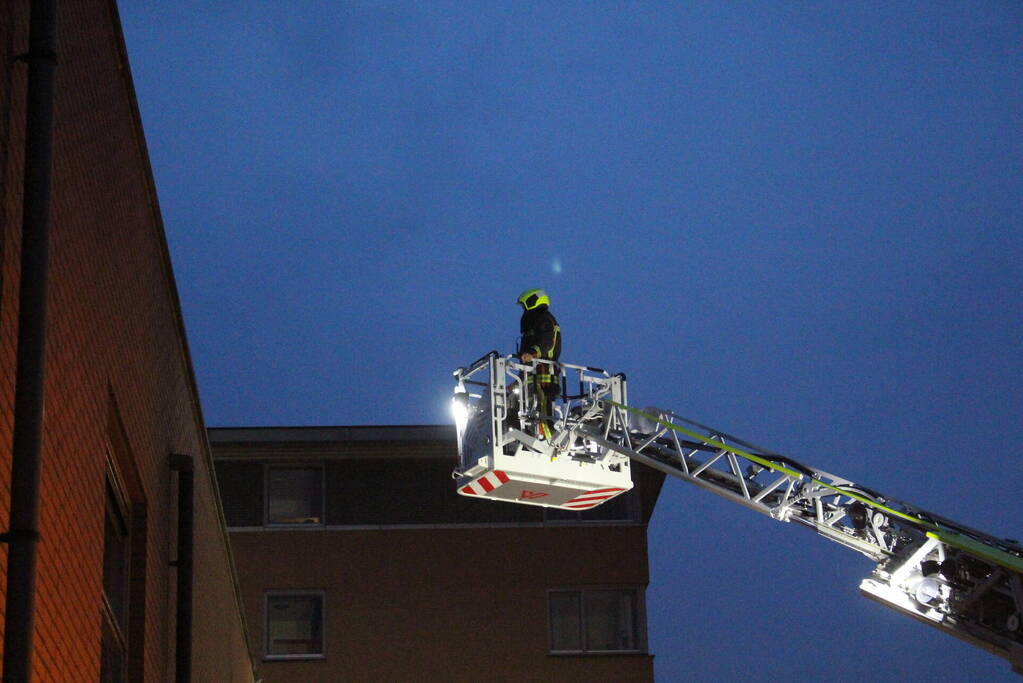 Korte felle brand op dak van woning