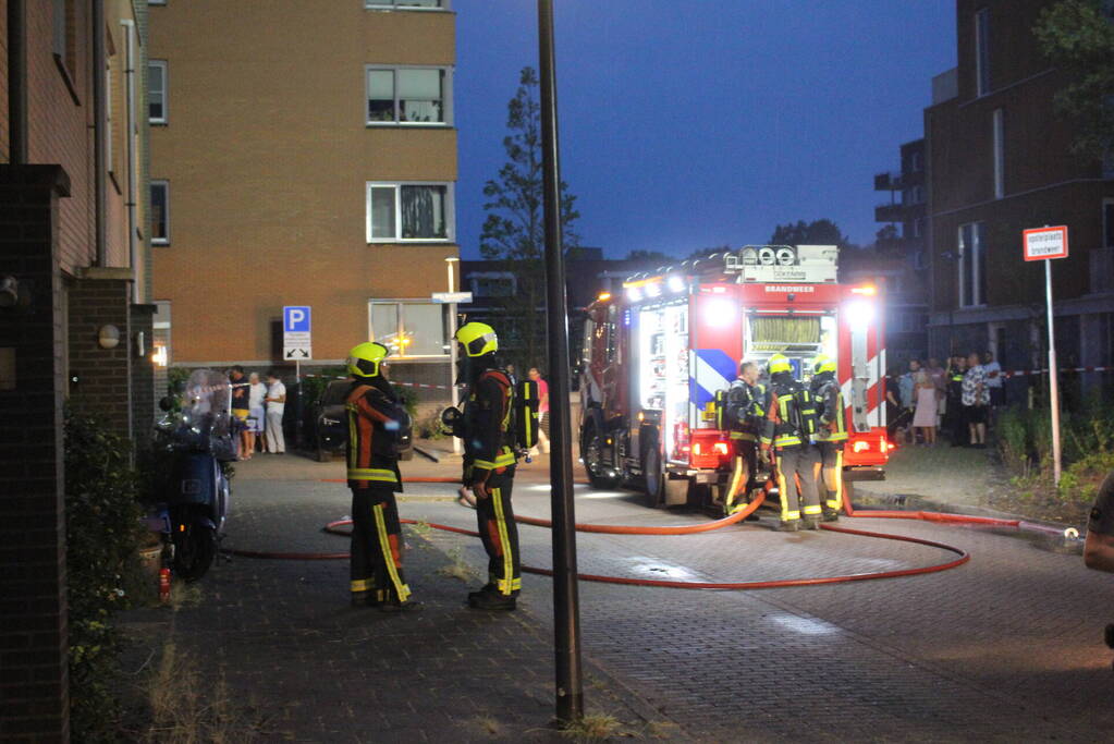 Korte felle brand op dak van woning