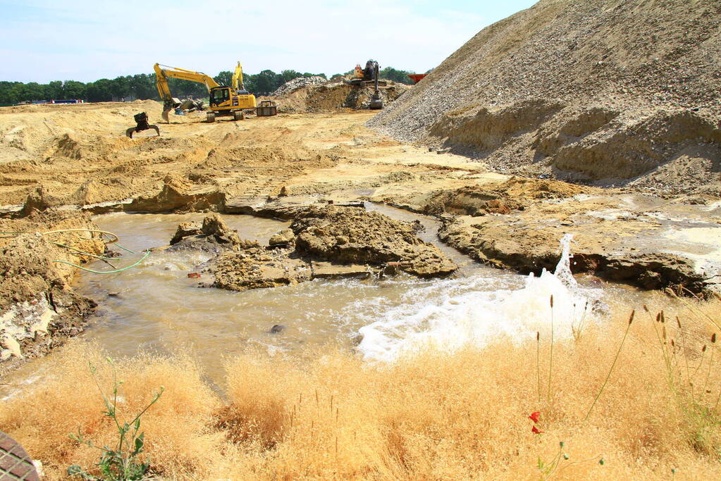 Waterleiding gesprongen op bouwterrein