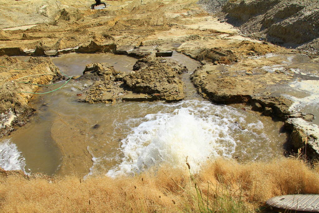 Waterleiding gesprongen op bouwterrein