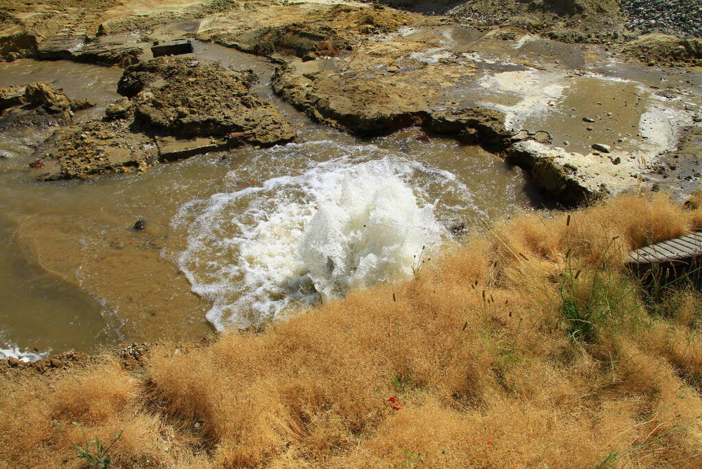 Waterleiding gesprongen op bouwterrein