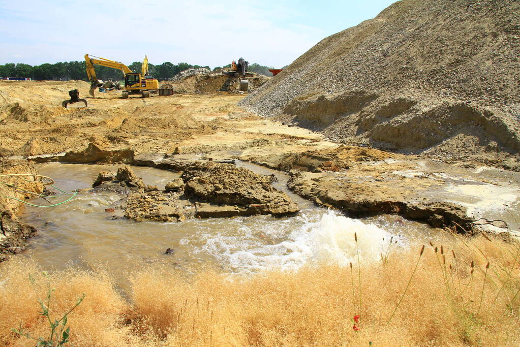 Waterleiding gesprongen op bouwterrein