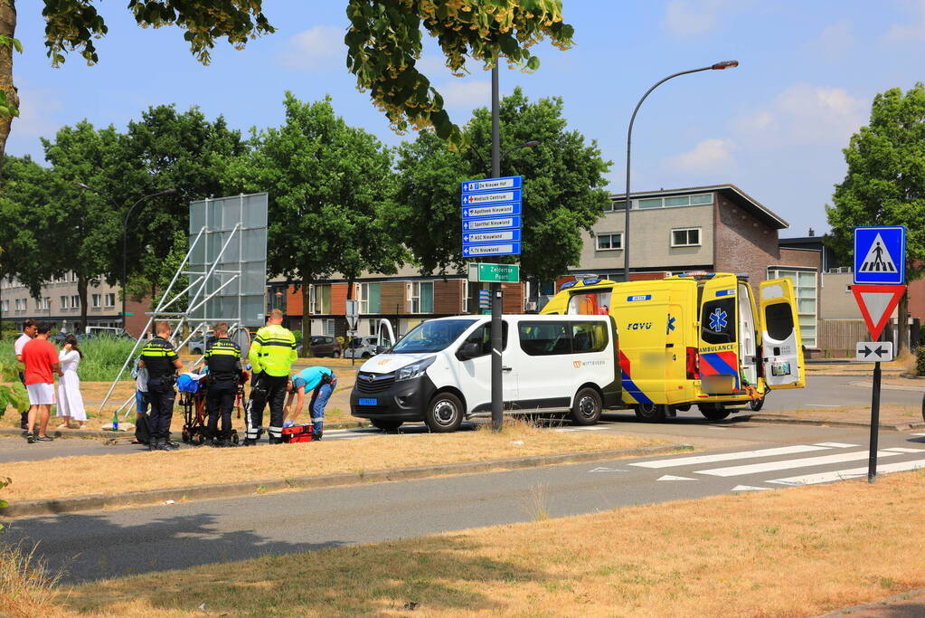 Skateboarder aangereden tijdens oversteken