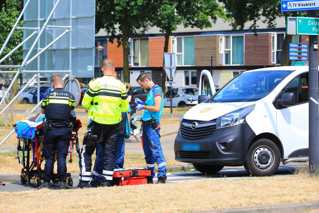 Skateboarder aangereden tijdens oversteken