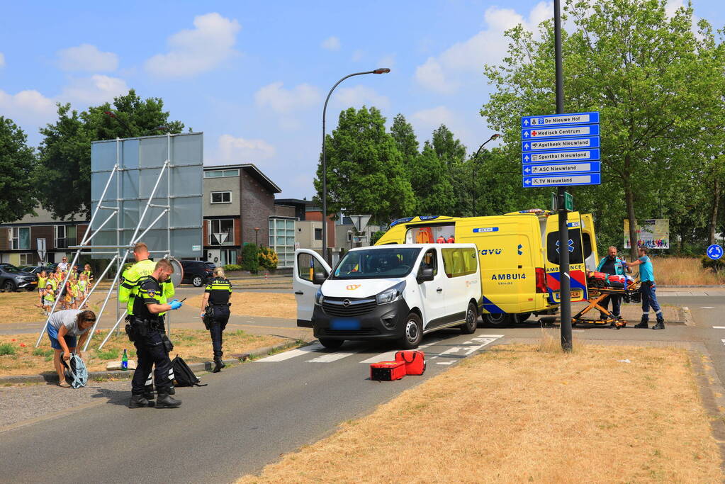 Skateboarder aangereden tijdens oversteken