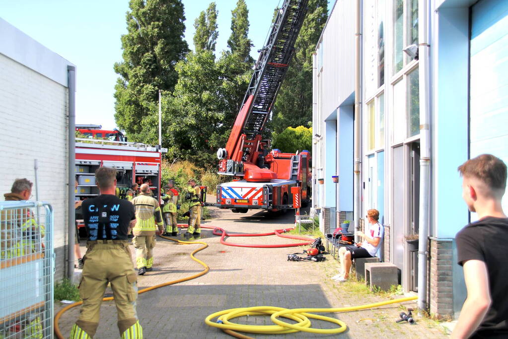 Brand op dak van bedrijfspand