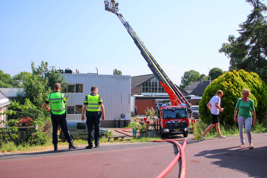 Brand op dak van bedrijfspand