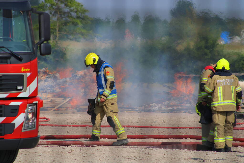 Hevige buitenbrand op terrein van bedrijf