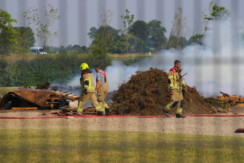 Hevige buitenbrand op terrein van bedrijf