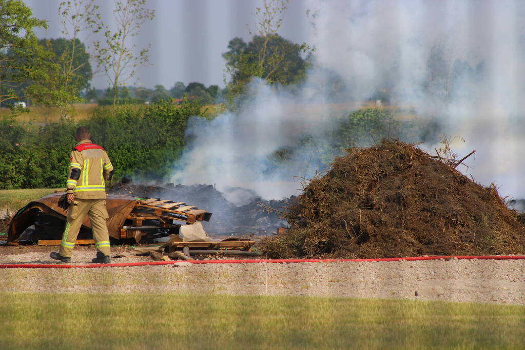 Hevige buitenbrand op terrein van bedrijf