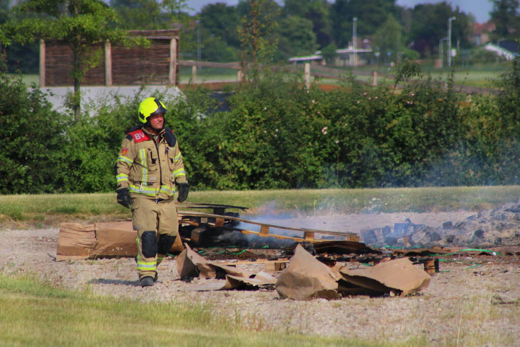 Hevige buitenbrand op terrein van bedrijf