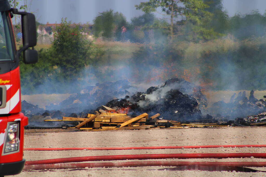 Hevige buitenbrand op terrein van bedrijf