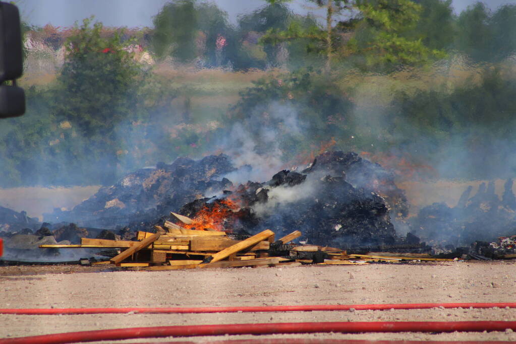 Hevige buitenbrand op terrein van bedrijf