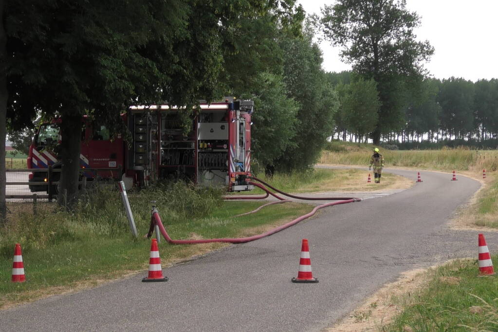 Trailer geladen met hooibalen uitgebrand in weiland