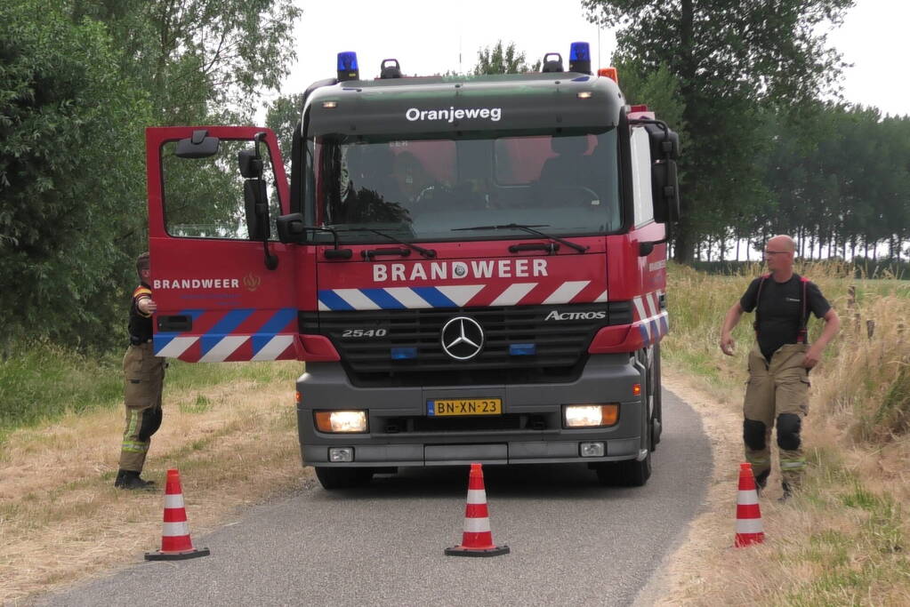 Trailer geladen met hooibalen uitgebrand in weiland