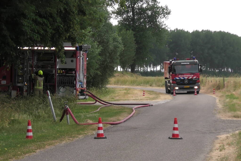 Trailer geladen met hooibalen uitgebrand in weiland