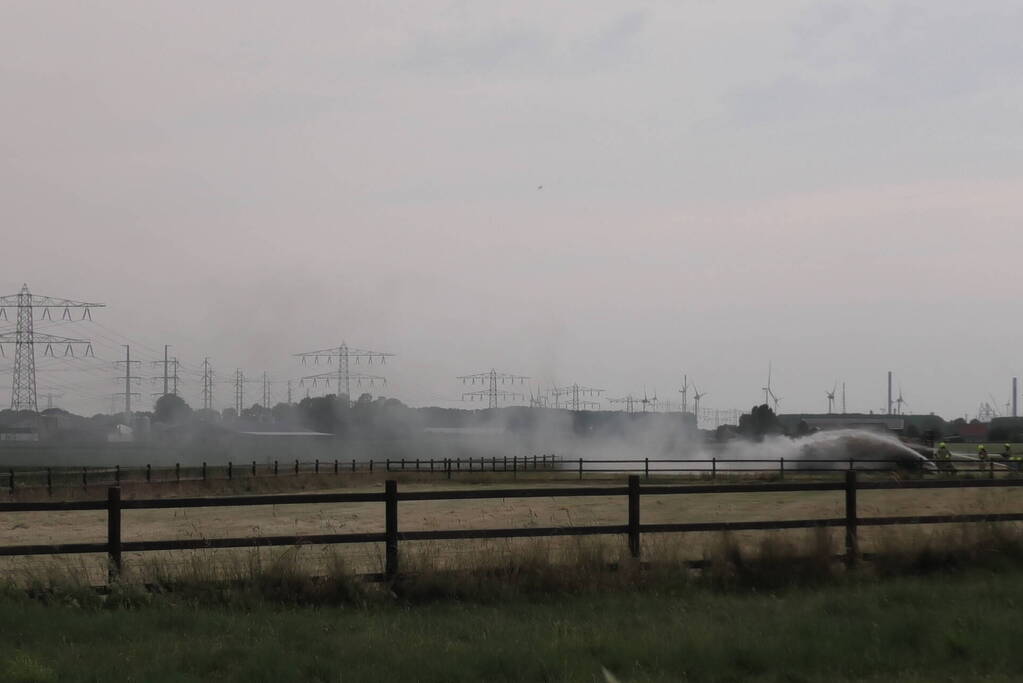 Trailer geladen met hooibalen uitgebrand in weiland