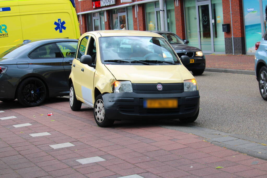 Twee personenwagens lopen schade op bij botsing