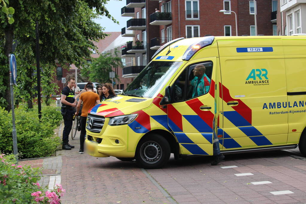 Twee personenwagens lopen schade op bij botsing