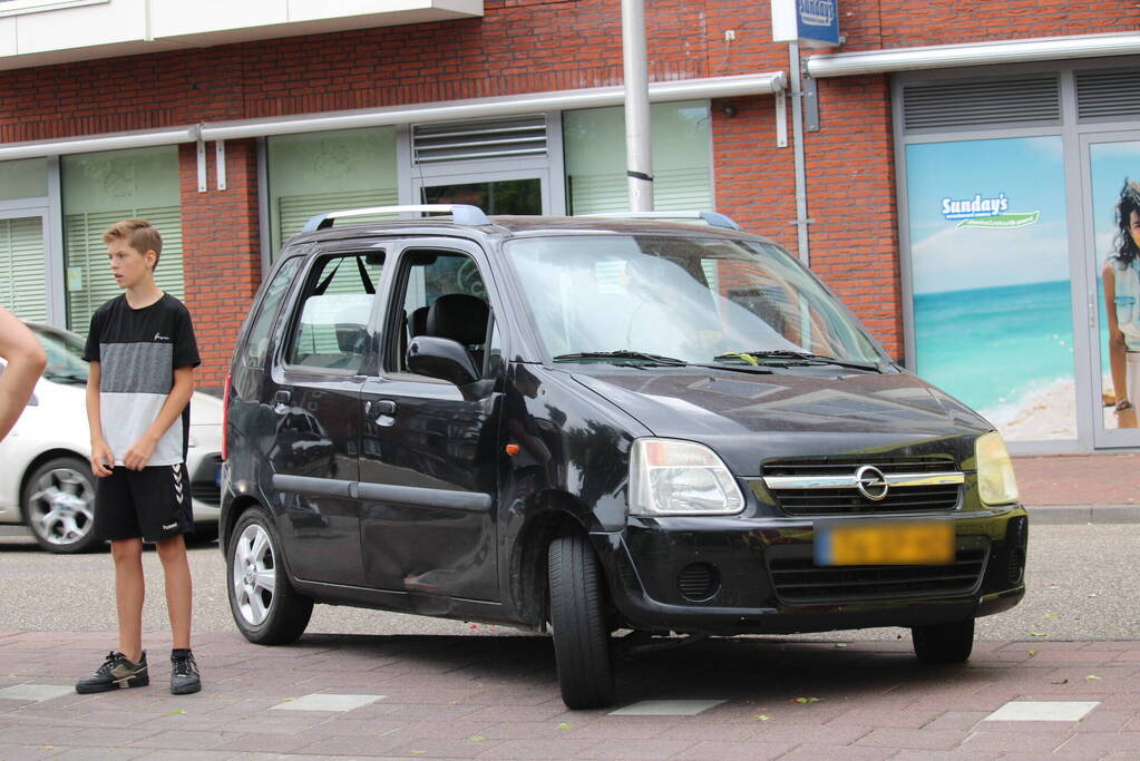 Twee personenwagens lopen schade op bij botsing