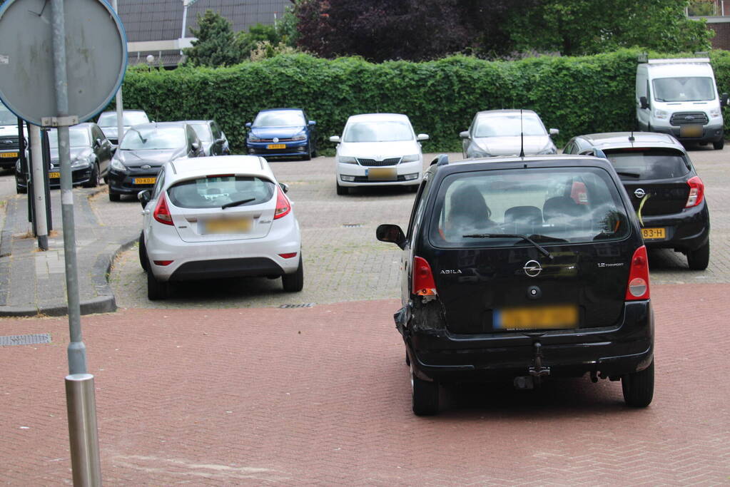 Twee personenwagens lopen schade op bij botsing