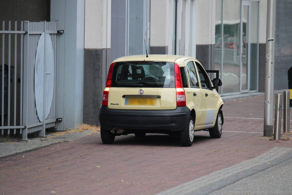 Twee personenwagens lopen schade op bij botsing