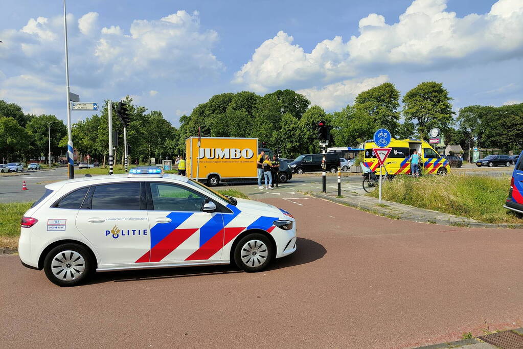 Fietser in botsing met bakwagen