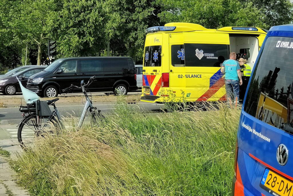 Fietser in botsing met bakwagen