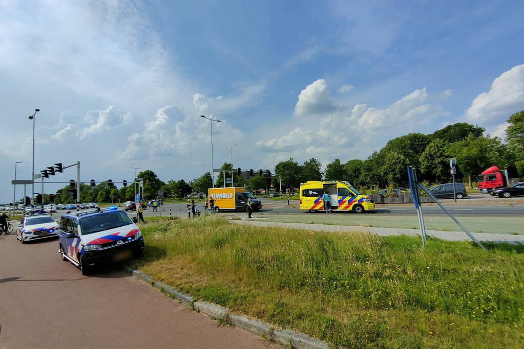 Fietser in botsing met bakwagen