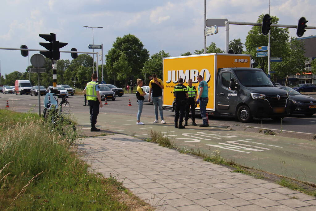 Fietser in botsing met bakwagen