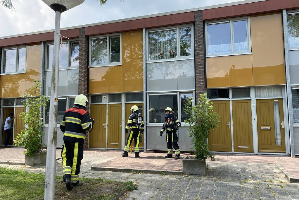 Rookmelder van de buren waarschuwt voor woningbrand