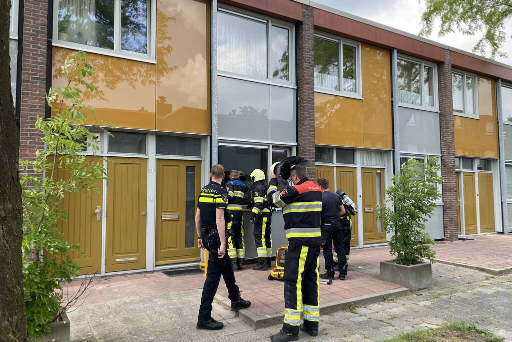 Rookmelder van de buren waarschuwt voor woningbrand