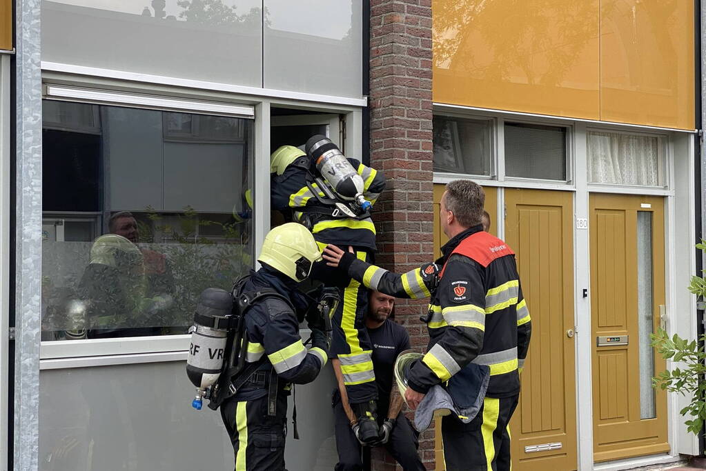 Rookmelder van de buren waarschuwt voor woningbrand