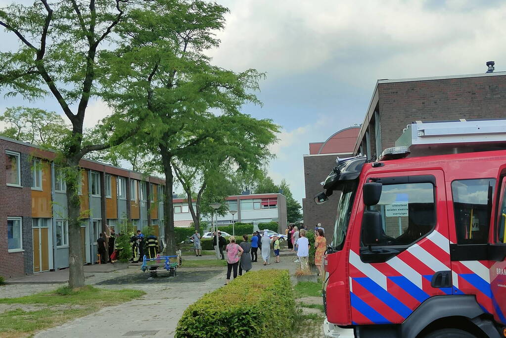 Rookmelder van de buren waarschuwt voor woningbrand