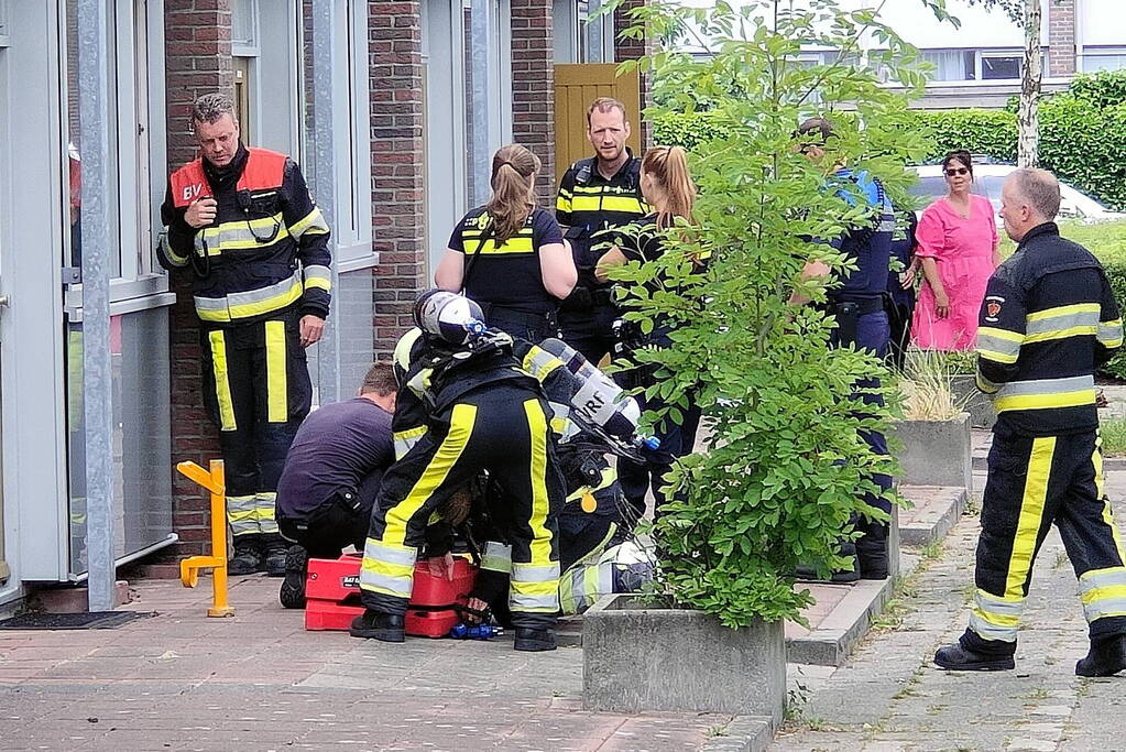 Rookmelder van de buren waarschuwt voor woningbrand