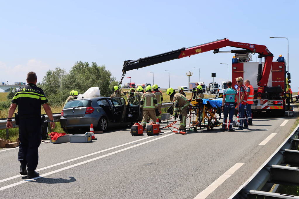 Zeelandbrug afgesloten door ernstig ongeval